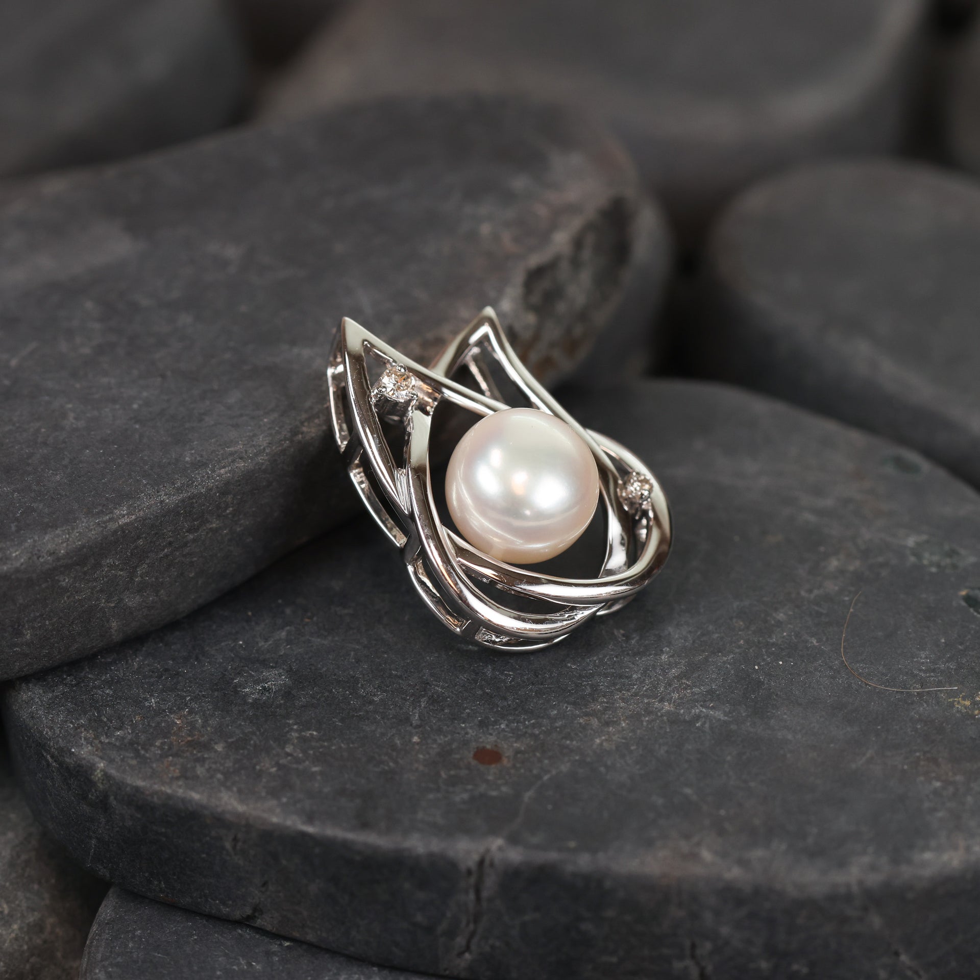 18 Karat White Gold Diamond & Pearl 8.7 Mm Diameter Pendant
