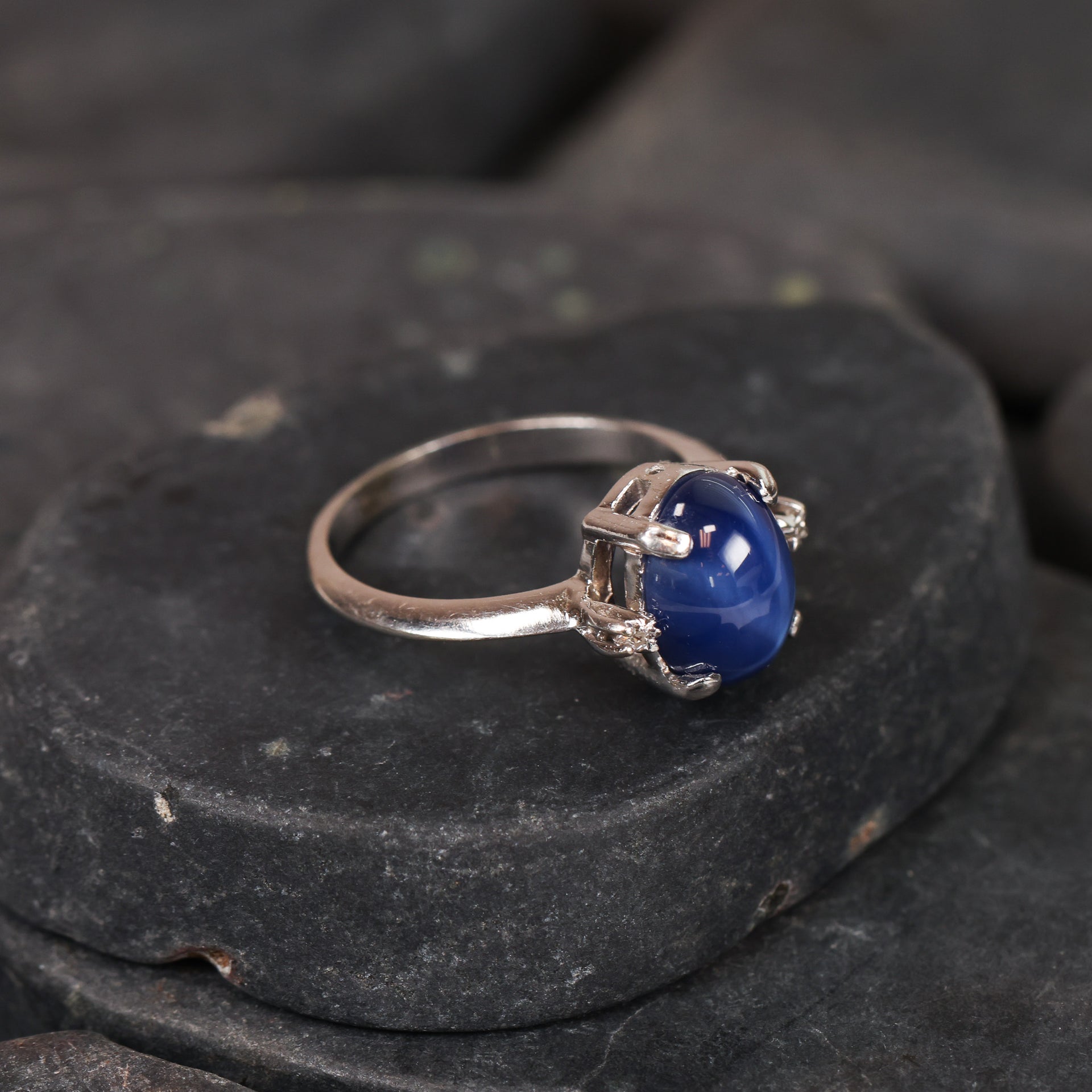 10 Karat White Gold Blue Cabachone Stone Ring Size 6.5